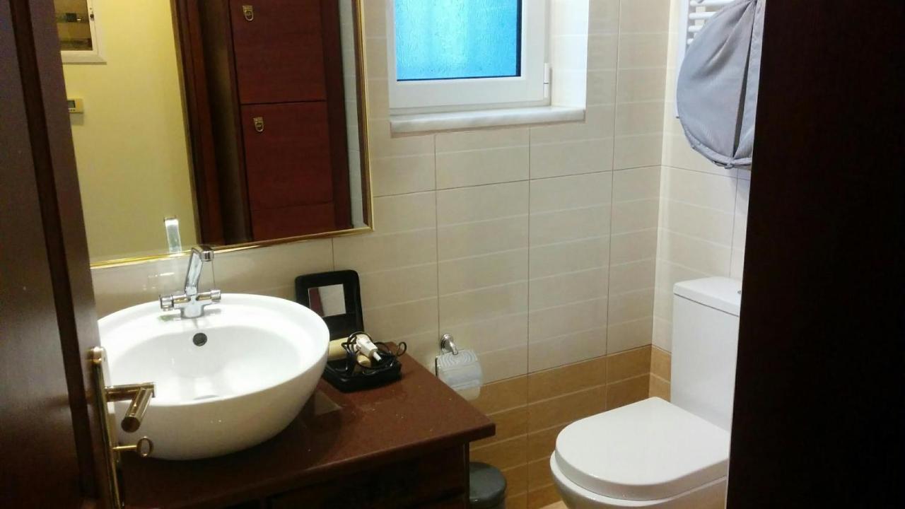 Lovely 2-Bedroom Apartment At Greek Riviera Vári Ngoại thất bức ảnh