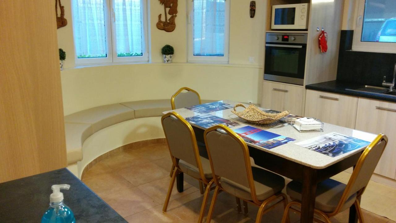 Lovely 2-Bedroom Apartment At Greek Riviera Vári Ngoại thất bức ảnh