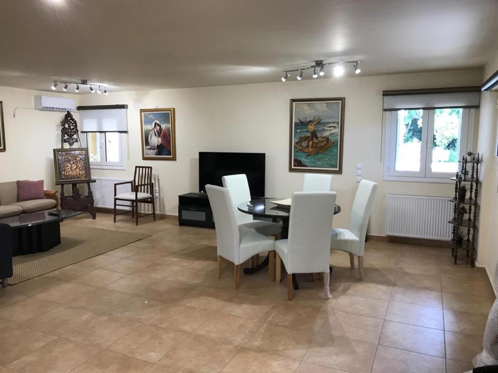 Lovely 2-Bedroom Apartment At Greek Riviera Vári Ngoại thất bức ảnh